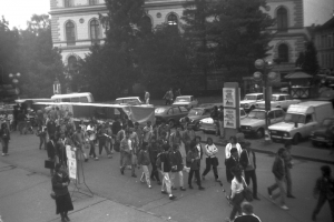 A fővárosi demonstrációhoz csatlakozók útban a vasútállomáshoz