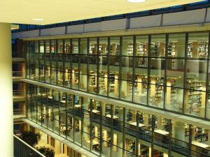 A József Attila Tanulmányi és Információs Központban működő Klebelsberg Kuno Könyvtár négy emeletet elfoglaló monumentális szakolvasó terei esti kivilágításban