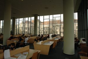 Az Egyetemi Könyvtár első emeleti társadalomtudományi szakolvasói tere