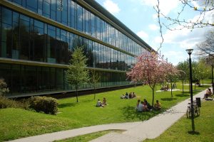 Tavaszi életkép a két épületet övező parkban
