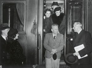 Albert Szent-Györgyi and his family arrive in Stockholm for the Nobel Days.